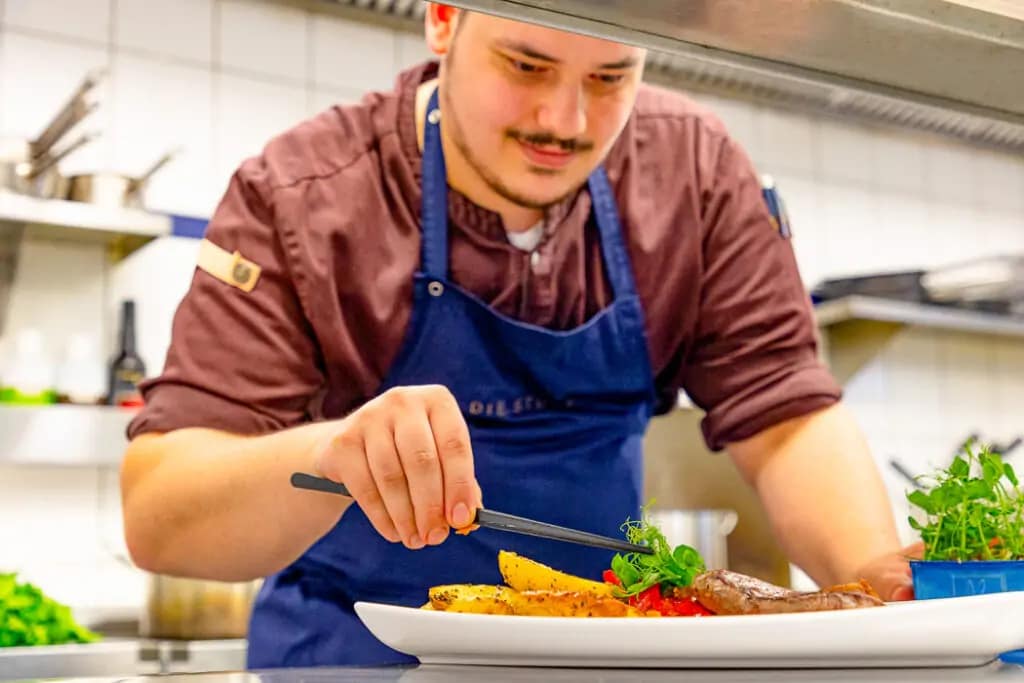 Koch richtet im Hotel ein Essen an