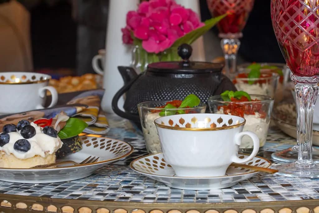 Interior Design - EIn gedeckter Tisch mit Kaffee und Küchen