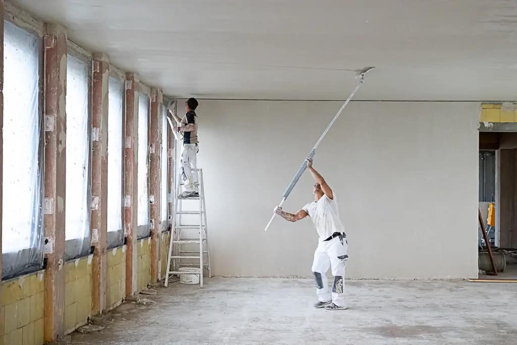 Ein Mann streicht eine Decke