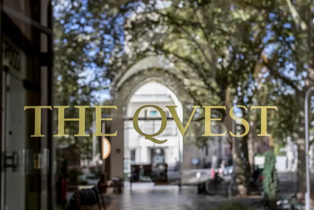 The Qvest Hotel - Eingangsbereich mit LOGO