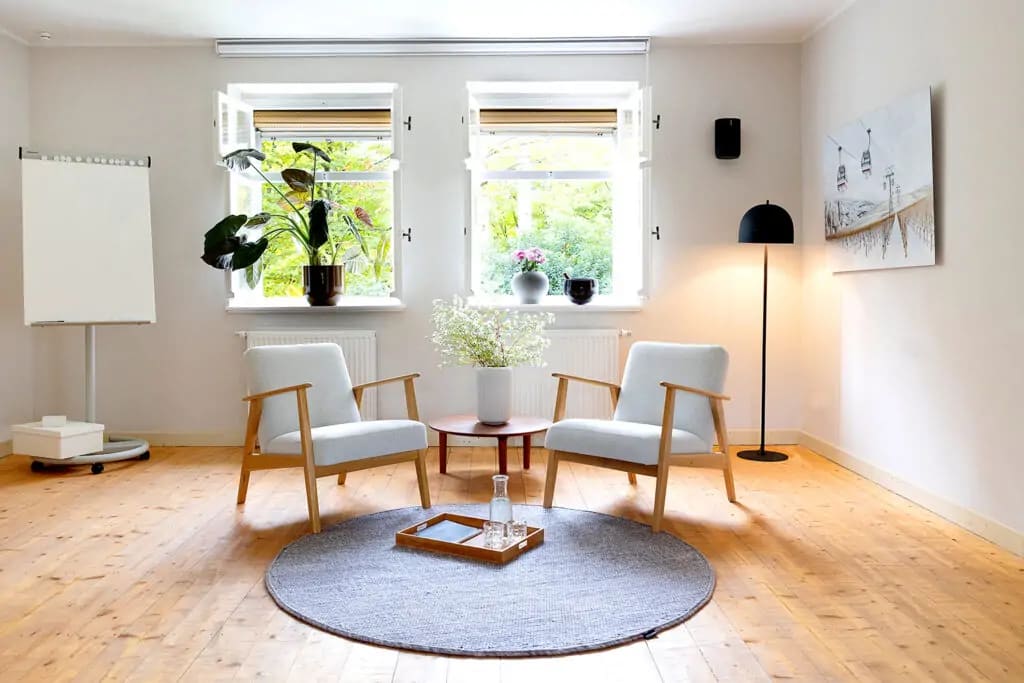 Gesprächssituation im Coaching Raum - Porträtfotos