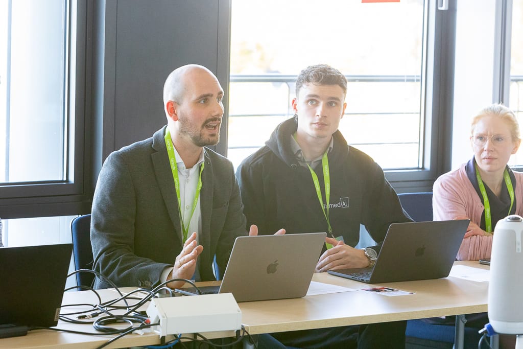 Zwei Teilnehmende. im Gegenlicht