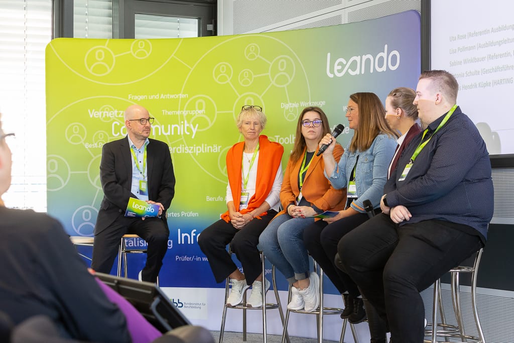 Diskussionsrunde auf der bühne