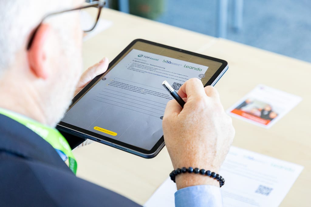 Tablet fotografiert ein Skript