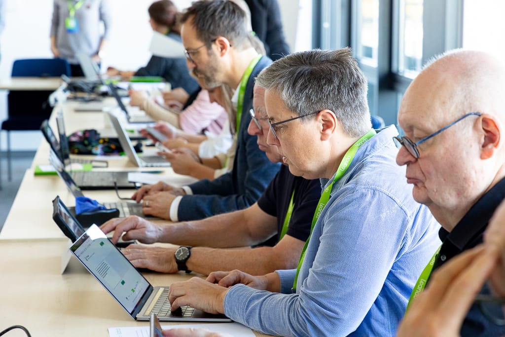 Teilnehmende erarbeiten etwas am Computer