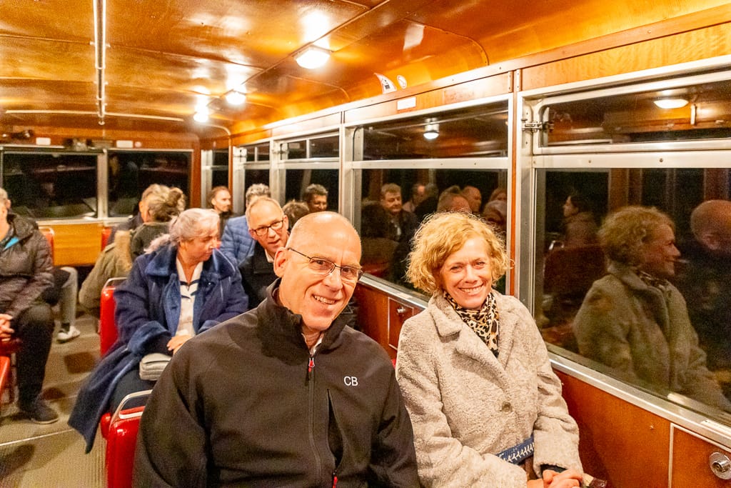Menschen sitzen in der Drachenfelsbahn