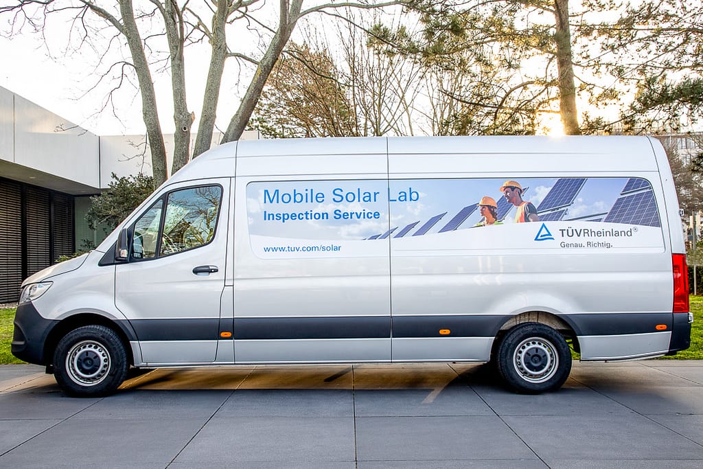 Industriefotografie TÜV Rheinland - Das Solarmobil von der Seite