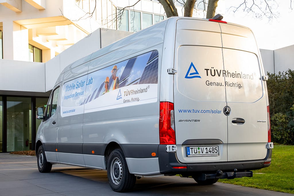 Industriefotografie TÜV Rheinland - Das Solarmobil von hinten