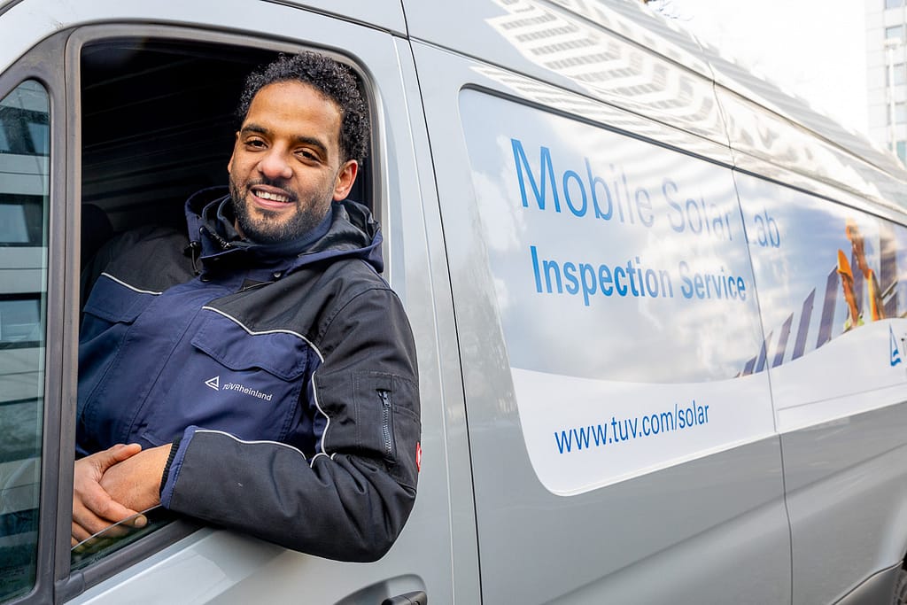 Industriefotografie TÜV Rheinland - Ein Fahrer schaut aus dem Fenster