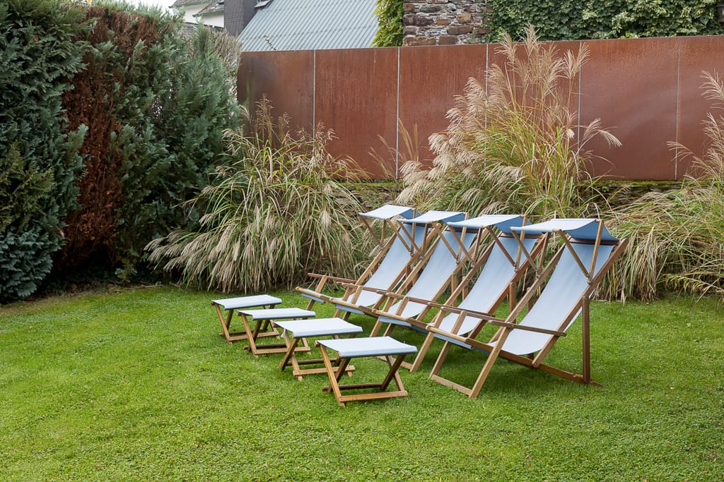 Fotoreise an die Mosel. Drei Liegestühle stehen im Garten