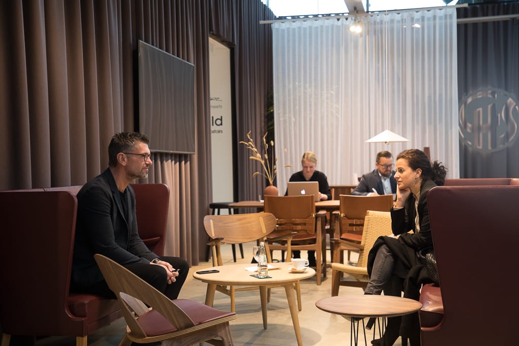 Menschen diskutieren auf der IMM