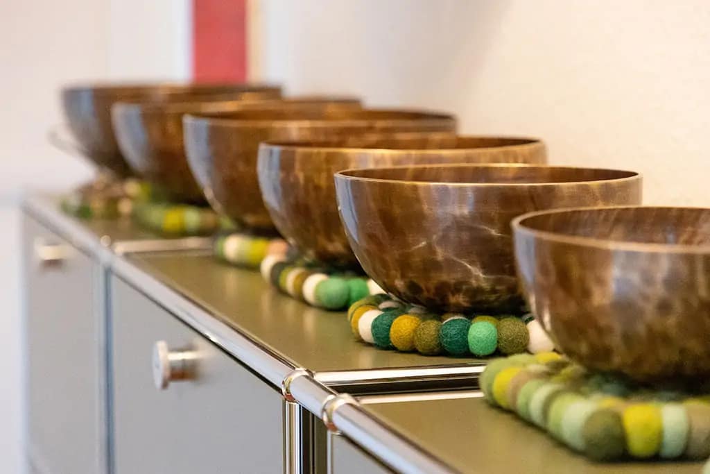 Klangschalen stehen auf einem Tisch