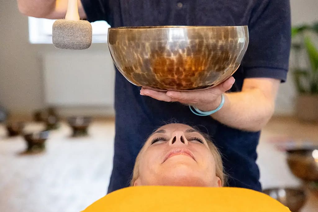 Klangschalen Porträt in der Kölner Praxis - Eine Frau wird behandelt