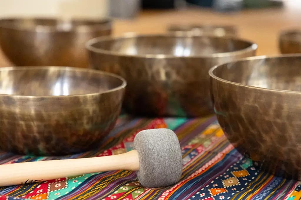 Close Up Aufnahme der Klangschalen