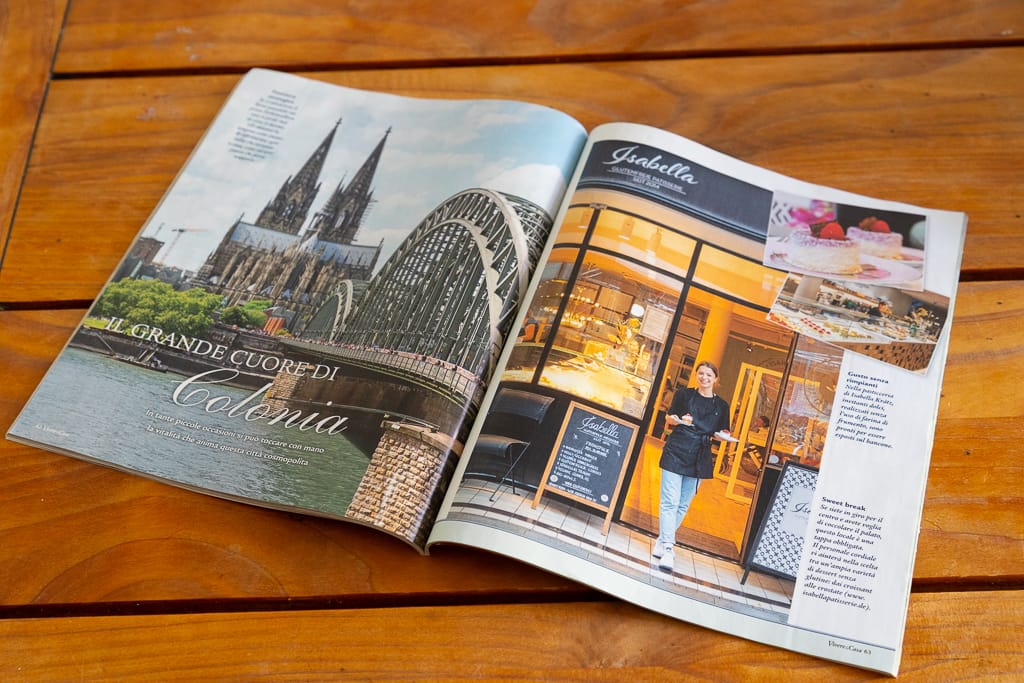 Blick auf die Hohenzollernbrücke mit Dom im Hintergrund