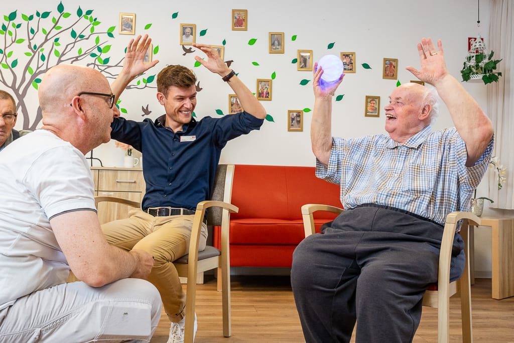 Reportage Fotografie Köln - Eine Gruppe von Senioren haben freue mit dem Ball von Icho