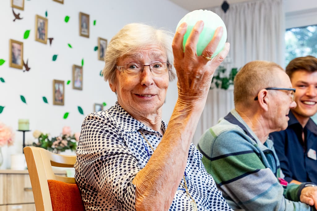Eine Seniorin lacht in die Kamera