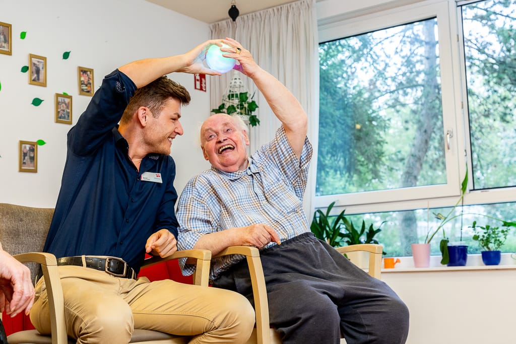 Reportage Fotografie Köln - Eine Gruppe von Senioren haben freue mit dem Ball von Icho