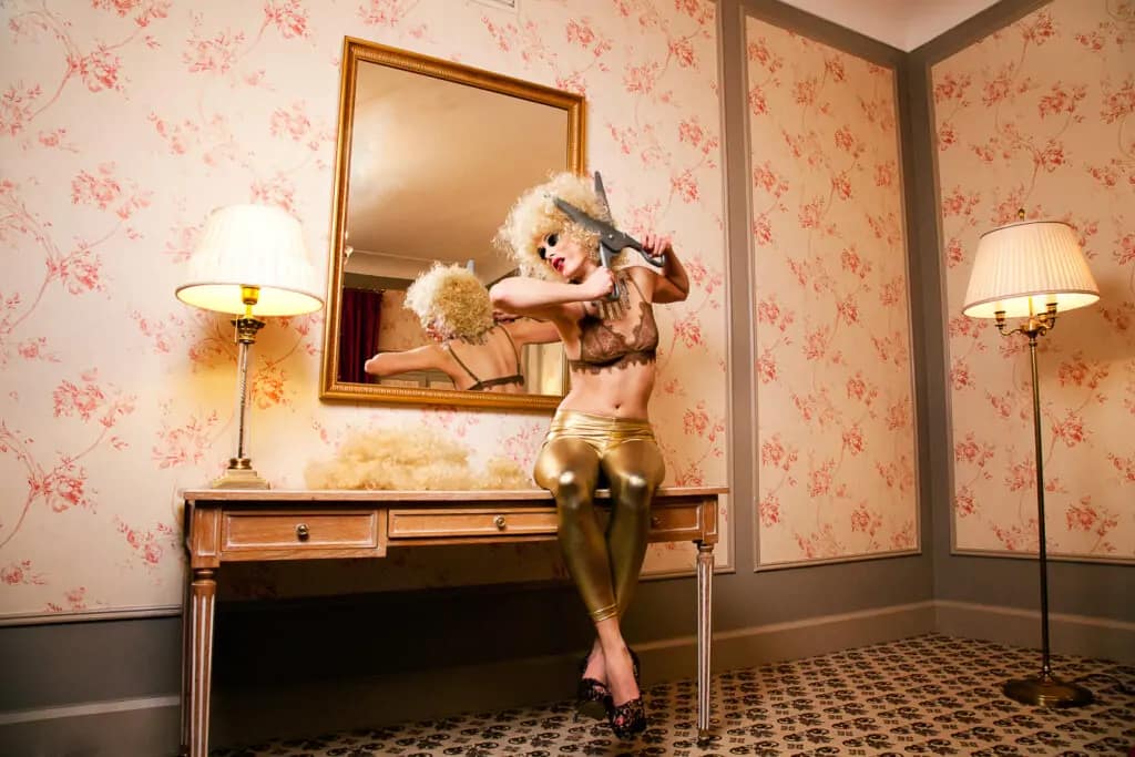 Modelshooting - Model schneidet sich die Haare