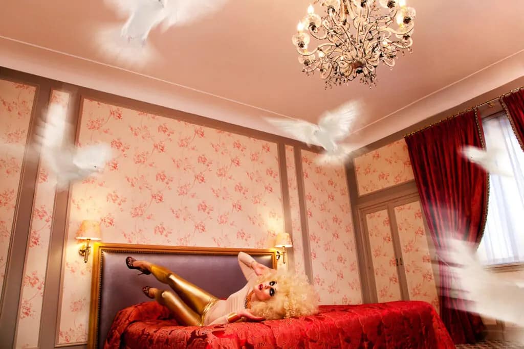 Modefotos - Frau liegt auf dem Bett