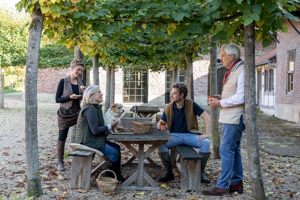 Hotelporträt - Die Familie sitzt gemütlich im Garten