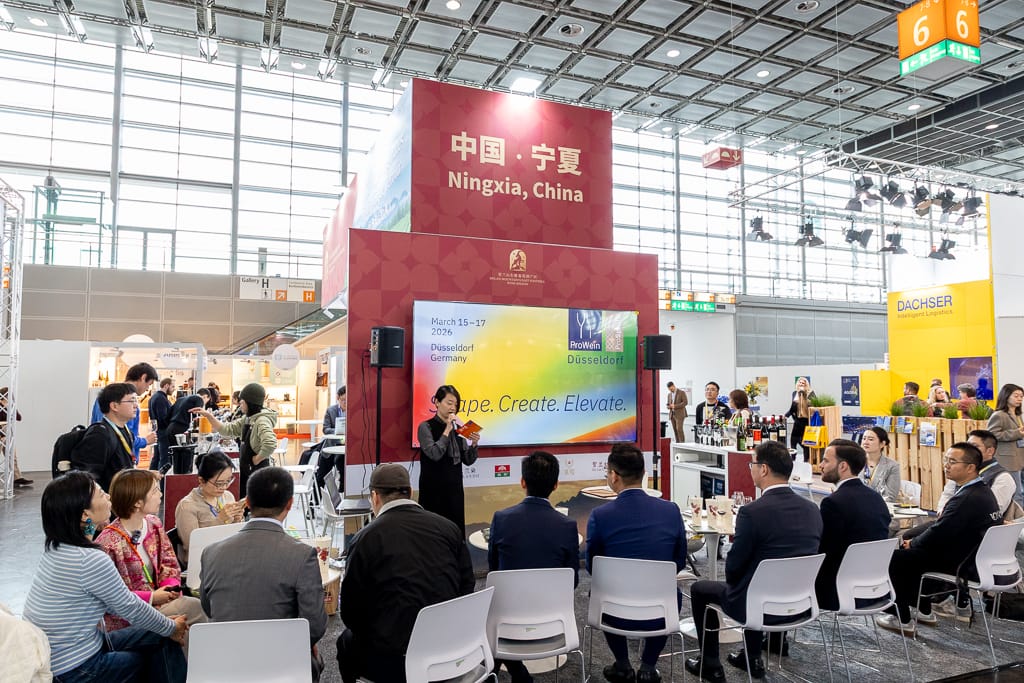 Masterclass. Ein Speeker und viele Menschen am Messestand