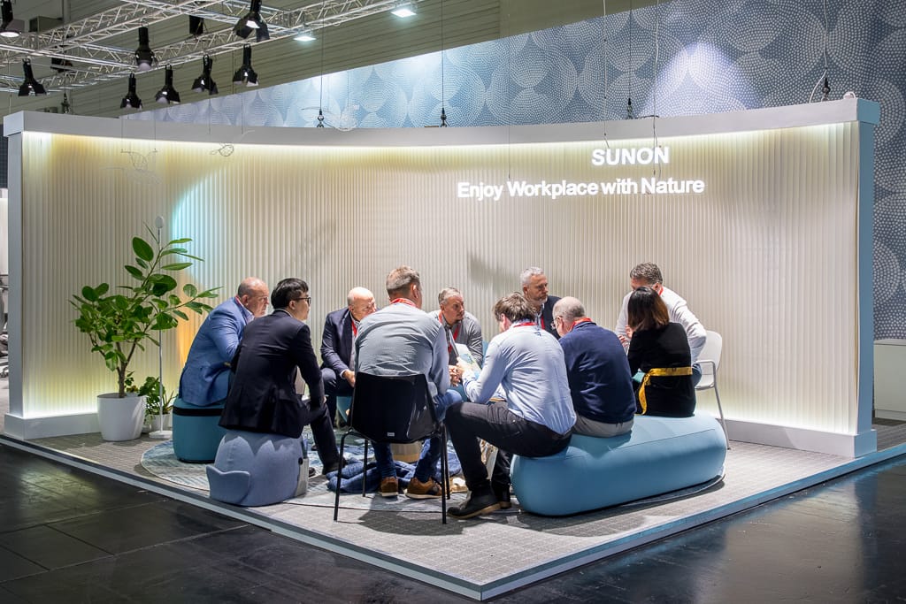 Messestand. Menschen diskutieren