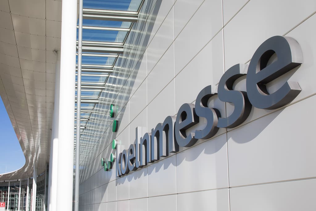 Logo der KoelnMesse von aussen
