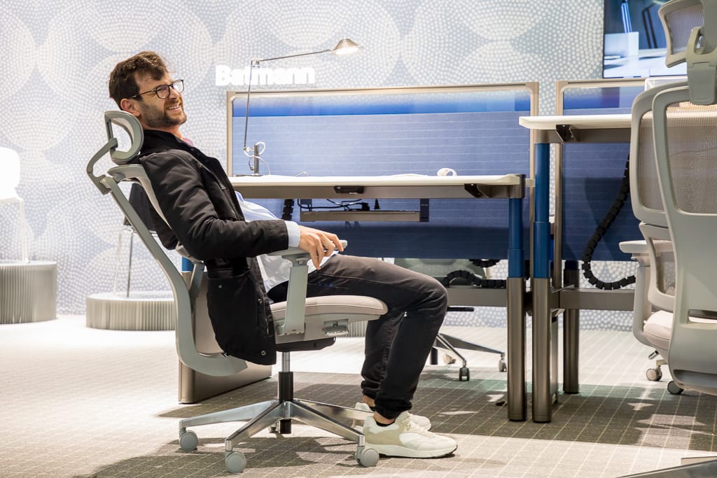 Ein Mann auf einem Messestand.