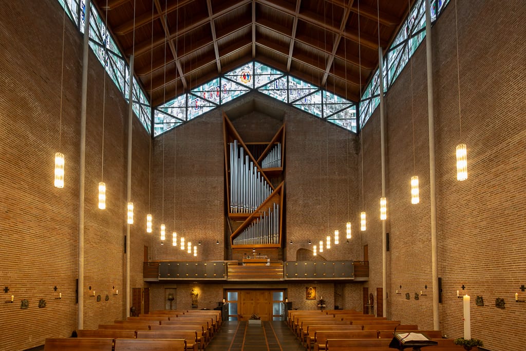 Sakrales Bild der Kirche. Von der Empore fotografiert