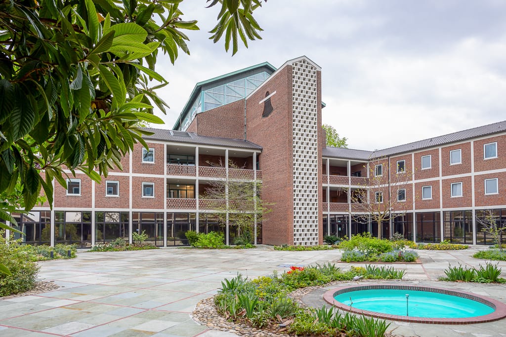 Architekturfotografie Köln - Das wunderschöne Gebäude des Priesterseminars von aussen