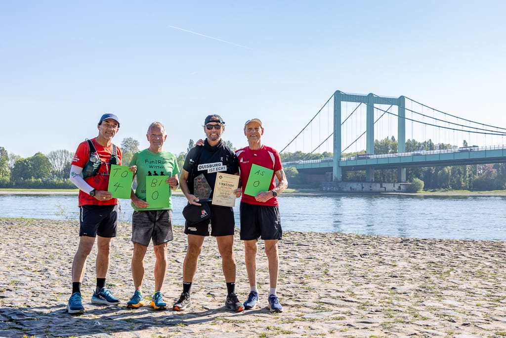 Gruppenfot mit der Rodenkirchener Brücke im Hintergrund