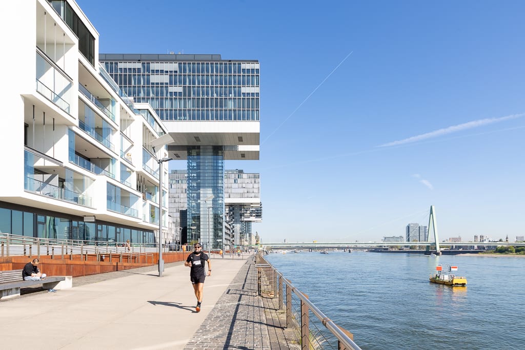 Fotografie aus Köln - im Hintergrund ist der Rheinauhafen zu sehen.