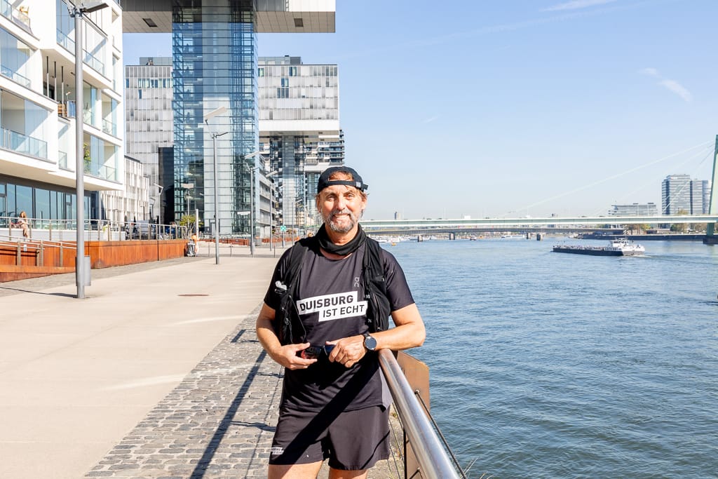 Porträt des Paters am Rhein bei bestem Wetter
