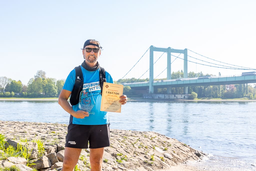 Pater Tobias hat eine Urkunde in der Hand
