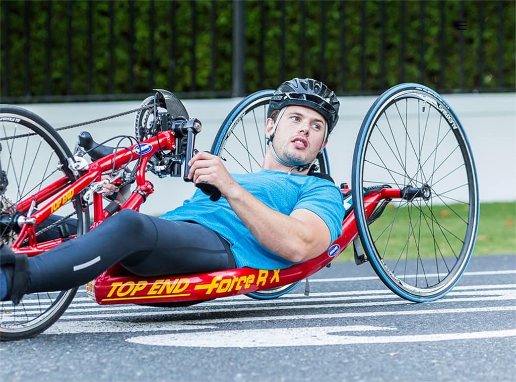 medizinische fotografie für hollister - ein model auf einem fahrrad