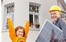 Werbung. Fotografie aus Köln. Geschäftsbericht der DEVK Versicherung. Ein Kind steht vor einem Haus mit einer Solaranlage in der Hand.
