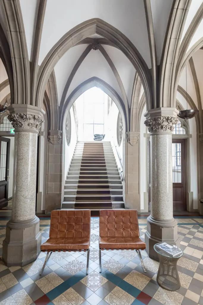 The Qvest Hotel - Grosses Treppenhaus - lichtdurchflutet