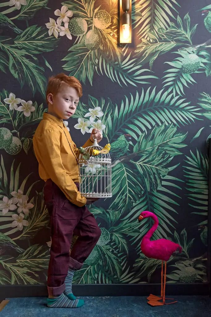 Künstlerische Fotos im Düsseldorfer Max Brown Hotel - Ein Kind kniet auf einem Hocker