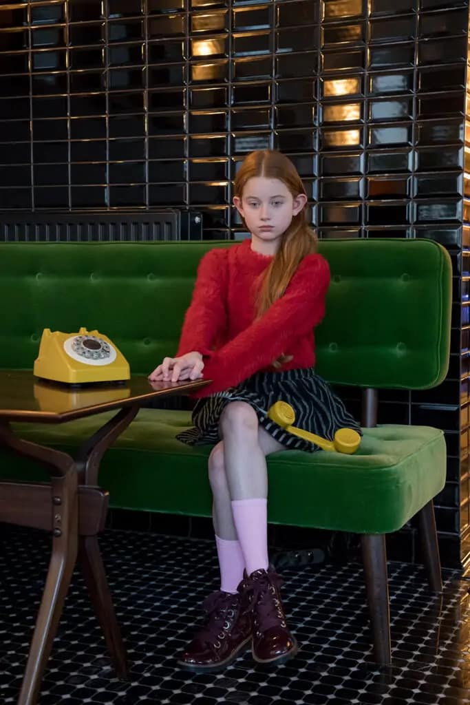 Künstlerische Fotos im Düsseldorfer Max Brown Hotel - Ein Mädchen sitzt in der Lobby