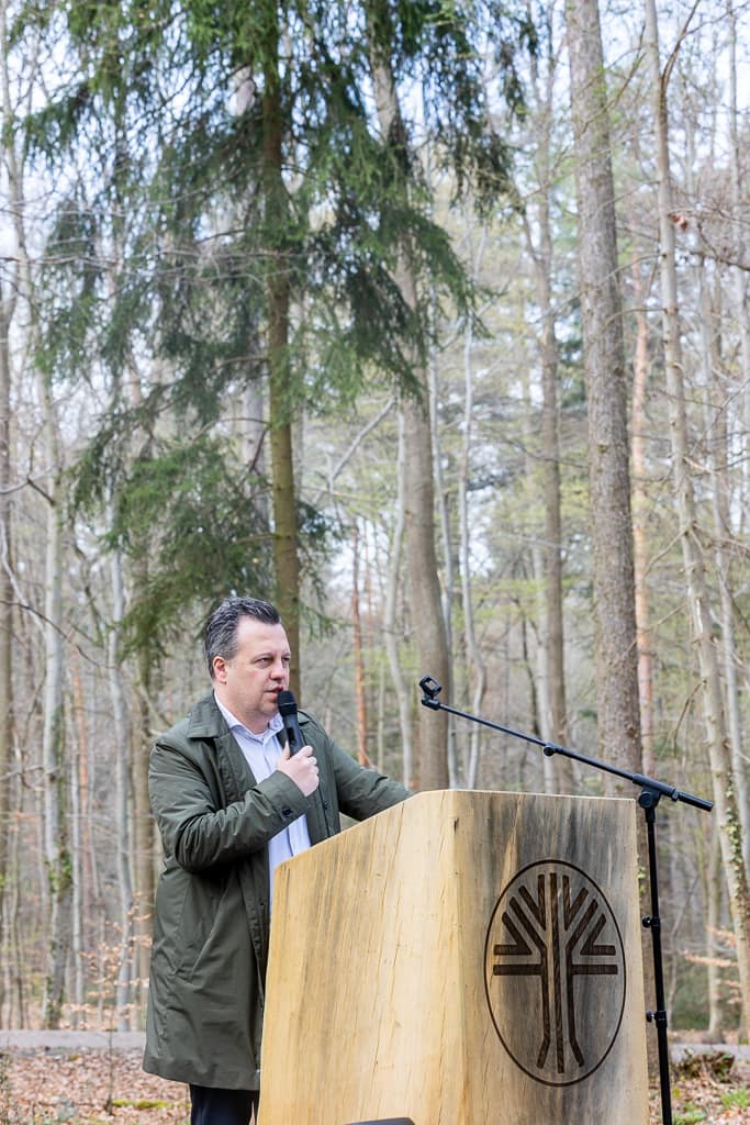 ein speaker redet am pulkt