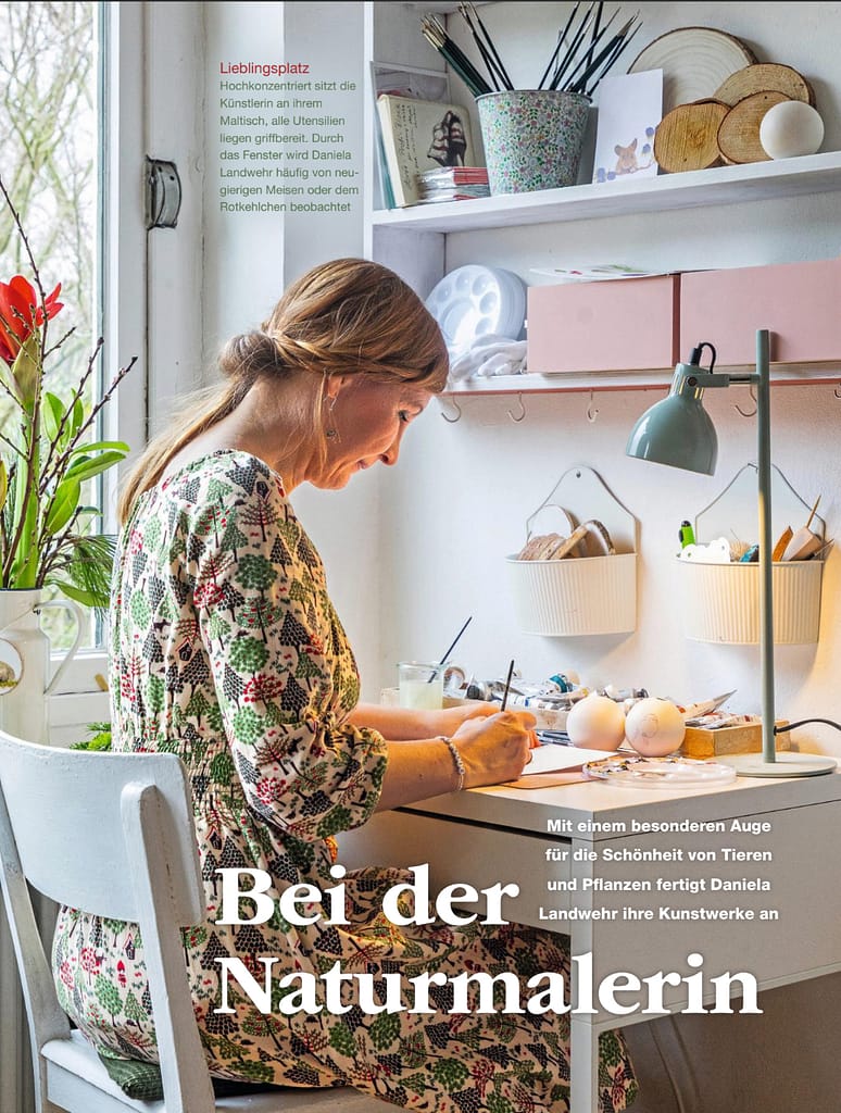 Eine Frau sitzt am Tisch und malt - Porträt Fotografie für ein Magazin