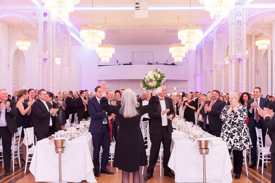 Gäste genießen Catering auf Firmenveranstaltung