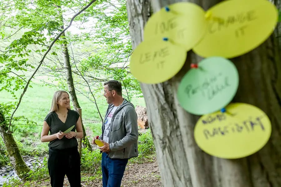 Gruppe diskutiert in einer Runde
