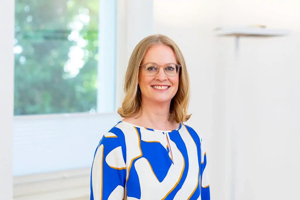 Hochwertiges klassisches Businessporträt in Köln mit natürlichem Licht für Personal Branding