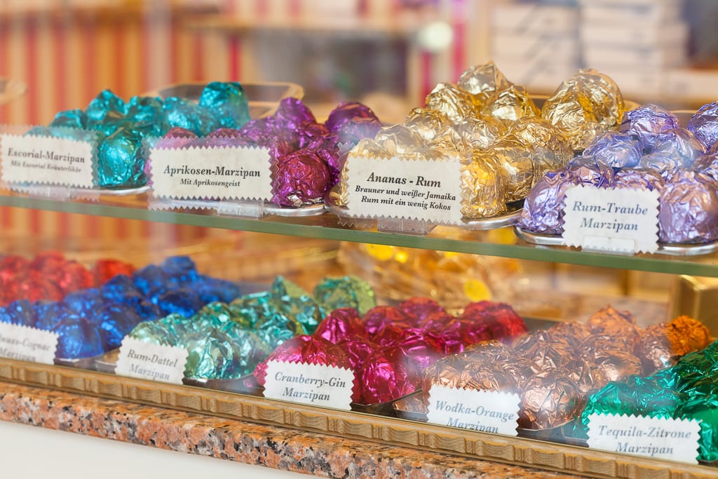 Marzipanprodukte in der Auslage fotografiert