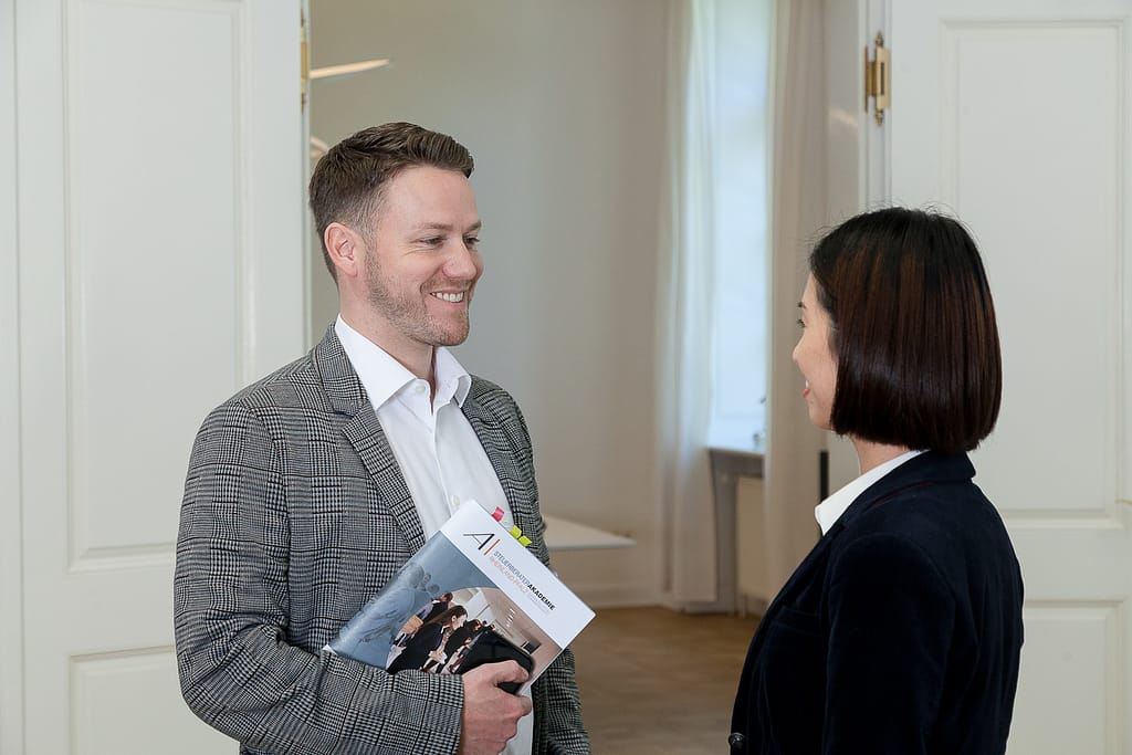 MItarbeiter Fotografie - Gesprächshituation im Flur. Zwei Anwälte diskutieren im Flur