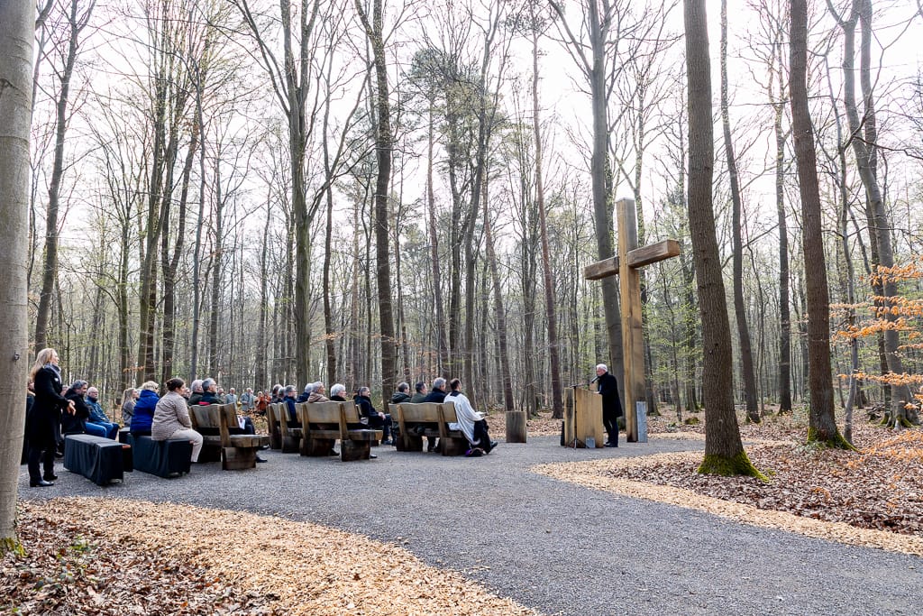 der pfarrer spricht zur einweihung